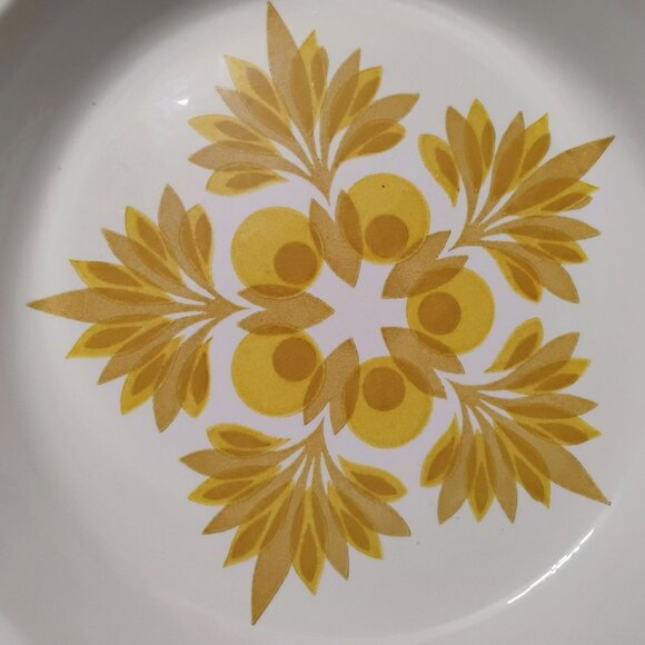 Vintage MCM Harvest Gold Pie Dish Plate, 1960s Yellow Floral Starburst Medallion - Picture 4 of 6